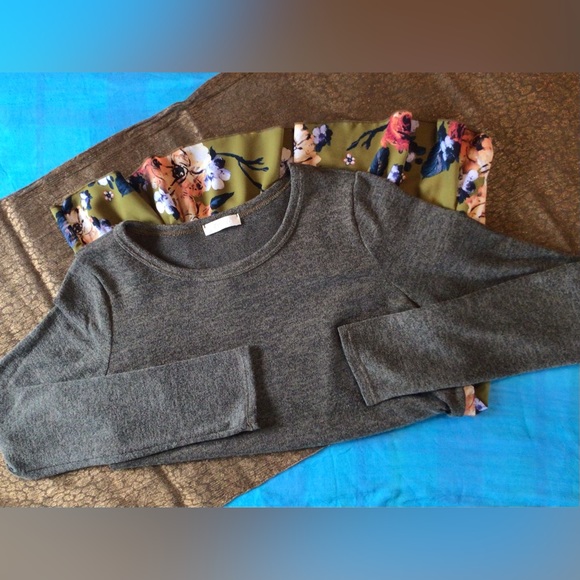 Sweater/poly multilevel top. - Picture 9 of 9